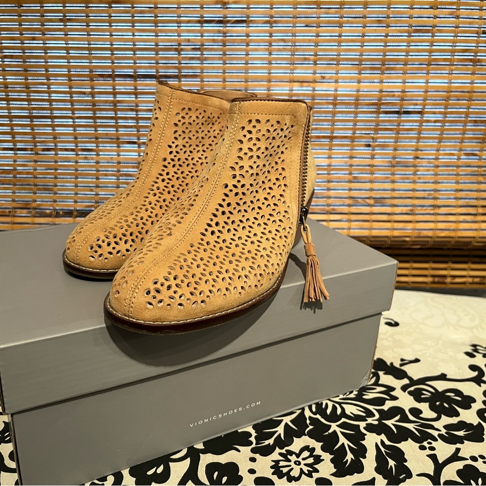 Vionic Ankle Boot Size 7 *Fits like 6 1/2!